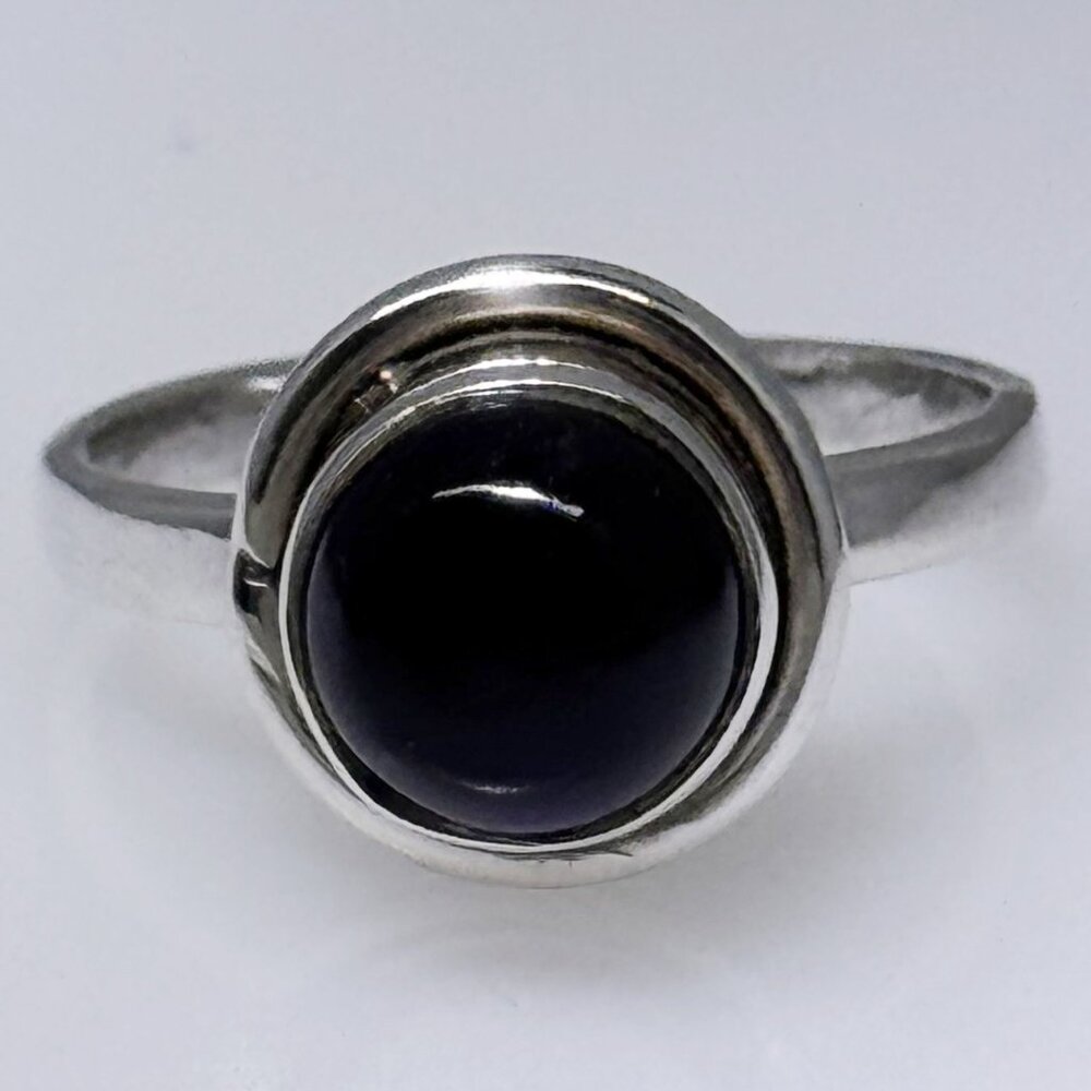 Round Amethyst gemstone ring, sterling silver, size 8.50, NWOT